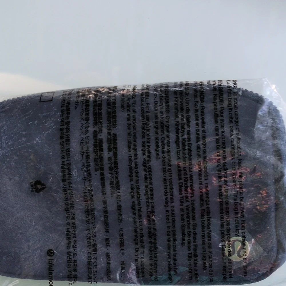 Lululemon Navy Zippered belt  Bag-NWT - Picture 9 of 10